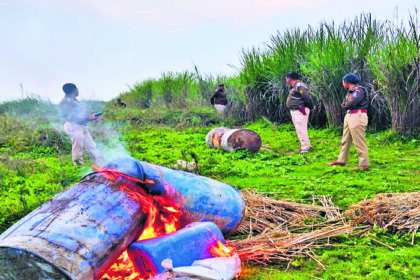 हाजीपुर दियारा ईलाके में धड़ल्ले से चल रही हैं देशी शराब की भट्टियां,हुई बड़ी कारवाई.