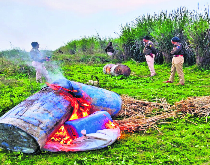 हाजीपुर दियारा ईलाके में धड़ल्ले से चल रही हैं देशी शराब की भट्टियां,हुई बड़ी कारवाई.