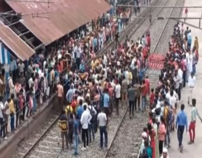 पटना में कांग्रेस कार्यकर्ताओं ने ट्रेन रोककर किया प्रदर्शन,मोदी सरकार के खिलाफ खोला मोर्चा.