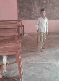 हेडमास्टर ने उड़ाई शिक्षा सुधार की धज्जियां, छात्रों को पढ़ाने की बजाय थमाया झाड़ू