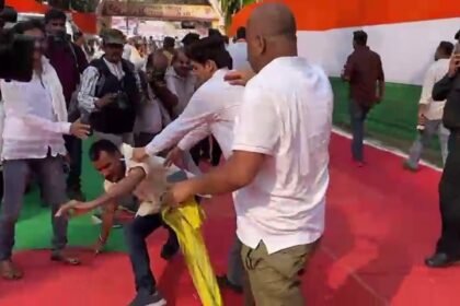 राहुल गांधी के सामने कांग्रेस कार्यकर्ता भिड़े,पूर्व विधायक ने पटककर मारा, 20 मिनट में राहुल गांधी ने खत्म की मीटिंग