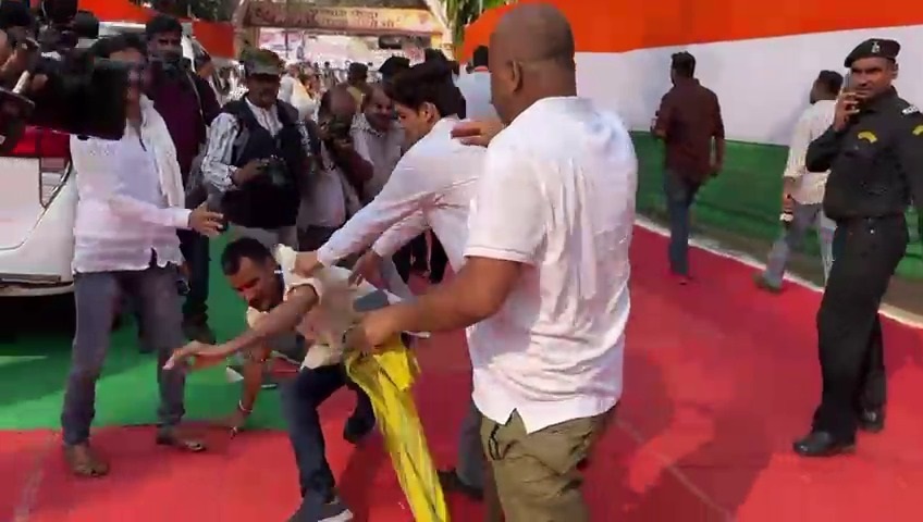 राहुल गांधी के सामने कांग्रेस कार्यकर्ता भिड़े,पूर्व विधायक ने पटककर मारा, 20 मिनट में राहुल गांधी ने खत्म की मीटिंग