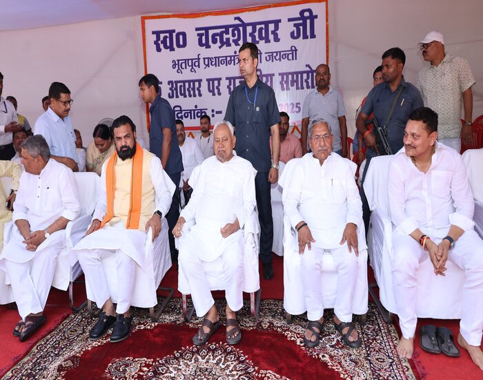 पटना में CM के कार्यक्रम के दौरान हंगामा,पार्क की जमीन को निजी स्कूल को देना का आरोप.