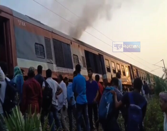 चलती ट्रेन में इंजन में आग लग गई, ट्रेन से कूद कर भागने लगे रेल यात्री.