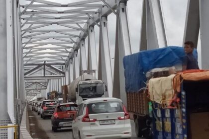 महात्मा गांधी सेतु पर महा जाम,2 ट्रकों की भिड़ंत के बाद पुल पर फंसी हजारों गाड़ियां.