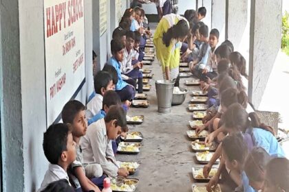 मिड डे मील में मिला सांप, फिर भी वहीं भोजन बच्लचों को परोस दिया, 100 बच्चे बीमार.