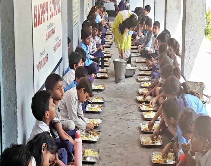 मिड डे मील में मिला सांप, फिर भी वहीं भोजन बच्लचों को परोस दिया, 100 बच्चे बीमार.