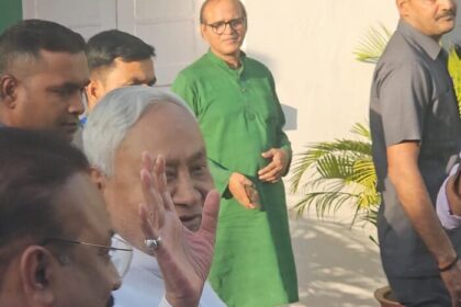 JDU दफ्तर में महिलाओं ने CM नीतीश को घेरा, कुछ ऐसा हुआ कि हैरान रह गये लोग.