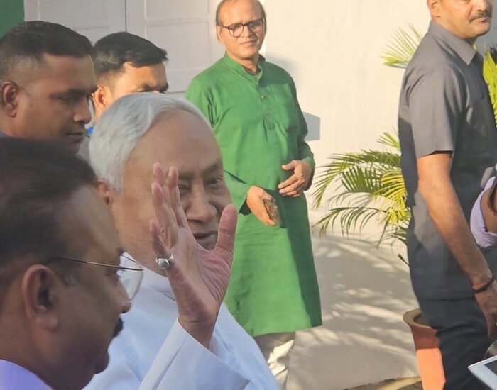 JDU दफ्तर में महिलाओं ने CM नीतीश को घेरा, कुछ ऐसा हुआ कि हैरान रह गये लोग.