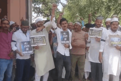 भारतीय मुसलमानो ने काला बिला लगाकर नवाज़ अदा कर किया आतंकवाद का विरोध लगाए पाकिस्तान मुर्दाबाद के नारे