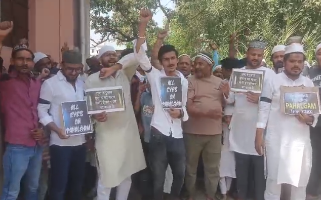 भारतीय मुसलमानो ने काला बिला लगाकर नवाज़ अदा कर किया आतंकवाद का विरोध लगाए पाकिस्तान मुर्दाबाद के नारे