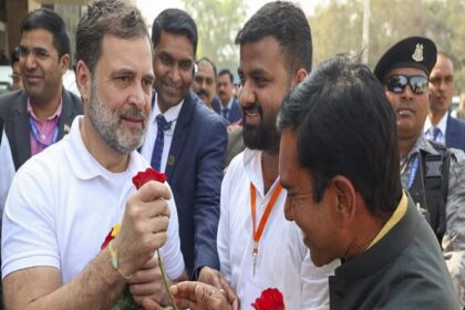 पटना पहुंचे राहुल गांधी,कार्यकर्ताओं से मिलने एयरपोर्ट से आए बाहर.