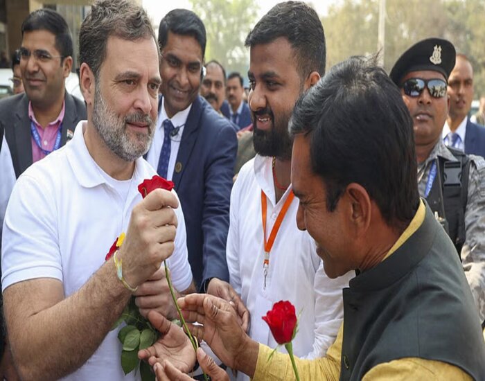 पटना पहुंचे राहुल गांधी,कार्यकर्ताओं से मिलने एयरपोर्ट से आए बाहर.