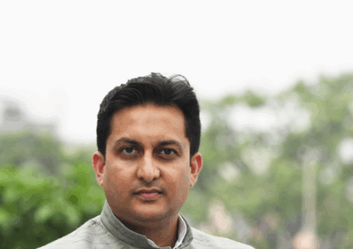 सिटी पोस्ट लाइव पटना : भारतीय जनता पार्टी के राष्ट्रीय मंत्री ऋतुराज सिन्हा ने कांग्रेस द्वारा जारी "गायब" पोस्टर की कड़ी निंदा करते हुए इसे राष्ट्रविरोधी, शर्मनाक और घटिया राजनीति की पराकाष्ठा बताया है। उन्होंने कहा कि जब पूरा विश्व भारत के साथ खड़ा है, जब हर कोने में भारतीय नागरिक पाकिस्तान के दूतावासों के बाहर प्रदर्शन कर रहे हैं, तब कांग्रेस पार्टी अपने ही प्रधानमंत्री को निशाना बनाकर देश की पीठ में छुरा घोंपने का काम कर रही है। ऋतुराज सिन्हा ने कहा, "कांग्रेस की हरकतें अब देशविरोधी ताक़तों की भाषा बोलने लगी हैं। कभी सर्जिकल स्ट्राइक पर सबूत मांगते हैं, कभी 'भारत तेरे टुकड़े होंगे' गिरोह के साथ खड़े होते हैं, और अब यह घटिया पोस्टर राजनीति। क्या कांग्रेस अब वोट बैंक के चक्कर में इतनी गिर चुकी है कि देश के दुश्मनों की रणनीति का हिस्सा बन गई है? यह भारतीय राष्ट्रीय कांग्रेस नहीं, अब 'पाकिस्तानी राष्ट्रीय कांग्रेस' लगने लगी है।" उन्होंने आगे कहा, "मोदी जी ने जब-जब कुछ कहा है, करके दिखाया है। आतंक के आकाओं को उनकी भाषा में जवाब दिया है। देश की जनता जानती है कि मोदी है तो मुमकिन है। आज पूरा भारत प्रधानमंत्री के साथ खड़ा है, लेकिन कांग्रेस जैसे दल इस एकता को तोड़ने का काम कर रहे हैं।" ऋतुराज सिन्हा ने राहुल गांधी पर भी सीधा निशाना साधते हुए कहा, "जैसे ही देश को उनकी ज़रूरत होती है, राहुल गांधी सशरीर गायब हो जाते हैं। सवाल यह है कि क्या वे भारत के नेता हैं या किसी दूसरे एजेंडे पर काम कर रहे हैं?" उन्होंने कहा कि कांग्रेस को स्पष्ट करना चाहिए कि वह आतंकवादियों के खिलाफ खड़ी है या उनके समर्थन में। देश की जनता अब जाग चुकी है और इस बार कांग्रेस की यह ओछी राजनीति बर्दाश्त नहीं की जाएगी। कांग्रेस की 'गायब पोस्टर' हरकत: शर्मनाक, ओछी और राष्ट्रविरोधी – ऋतुराज सिन्हा