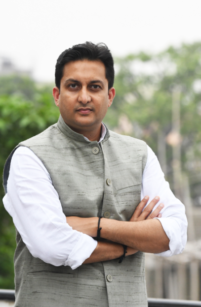 सिटी पोस्ट लाइव पटना : भारतीय जनता पार्टी के राष्ट्रीय मंत्री ऋतुराज सिन्हा ने कांग्रेस द्वारा जारी "गायब" पोस्टर की कड़ी निंदा करते हुए इसे राष्ट्रविरोधी, शर्मनाक और घटिया राजनीति की पराकाष्ठा बताया है। उन्होंने कहा कि जब पूरा विश्व भारत के साथ खड़ा है, जब हर कोने में भारतीय नागरिक पाकिस्तान के दूतावासों के बाहर प्रदर्शन कर रहे हैं, तब कांग्रेस पार्टी अपने ही प्रधानमंत्री को निशाना बनाकर देश की पीठ में छुरा घोंपने का काम कर रही है। ऋतुराज सिन्हा ने कहा, "कांग्रेस की हरकतें अब देशविरोधी ताक़तों की भाषा बोलने लगी हैं। कभी सर्जिकल स्ट्राइक पर सबूत मांगते हैं, कभी 'भारत तेरे टुकड़े होंगे' गिरोह के साथ खड़े होते हैं, और अब यह घटिया पोस्टर राजनीति। क्या कांग्रेस अब वोट बैंक के चक्कर में इतनी गिर चुकी है कि देश के दुश्मनों की रणनीति का हिस्सा बन गई है? यह भारतीय राष्ट्रीय कांग्रेस नहीं, अब 'पाकिस्तानी राष्ट्रीय कांग्रेस' लगने लगी है।" उन्होंने आगे कहा, "मोदी जी ने जब-जब कुछ कहा है, करके दिखाया है। आतंक के आकाओं को उनकी भाषा में जवाब दिया है। देश की जनता जानती है कि मोदी है तो मुमकिन है। आज पूरा भारत प्रधानमंत्री के साथ खड़ा है, लेकिन कांग्रेस जैसे दल इस एकता को तोड़ने का काम कर रहे हैं।" ऋतुराज सिन्हा ने राहुल गांधी पर भी सीधा निशाना साधते हुए कहा, "जैसे ही देश को उनकी ज़रूरत होती है, राहुल गांधी सशरीर गायब हो जाते हैं। सवाल यह है कि क्या वे भारत के नेता हैं या किसी दूसरे एजेंडे पर काम कर रहे हैं?" उन्होंने कहा कि कांग्रेस को स्पष्ट करना चाहिए कि वह आतंकवादियों के खिलाफ खड़ी है या उनके समर्थन में। देश की जनता अब जाग चुकी है और इस बार कांग्रेस की यह ओछी राजनीति बर्दाश्त नहीं की जाएगी। कांग्रेस की 'गायब पोस्टर' हरकत: शर्मनाक, ओछी और राष्ट्रविरोधी – ऋतुराज सिन्हा