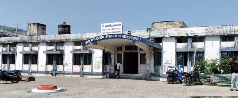 बारात जा रहे युवक की सड़क हादसे में मौत, दूसरा घायल