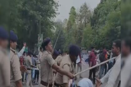 CM हाउस के बाहर प्रदर्शन कर रहे शिक्षक अभ्यर्थियों पर लाठीचार्ज, पुलिस ने दौड़ा-दौड़ाकर पीटा.