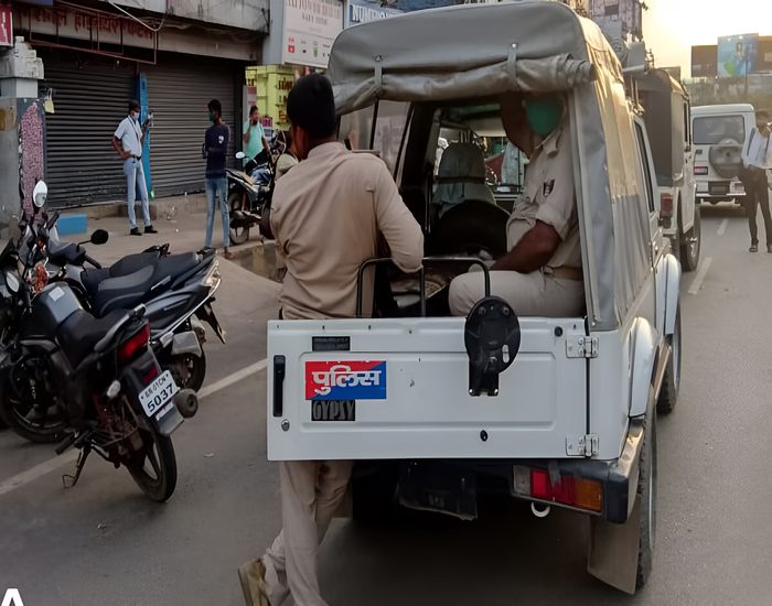पुलिसवालों ने लूट लिया 1.10 लाख, इस लूटेरी पुलिस से कौन करेगा लोगों की रक्षा.