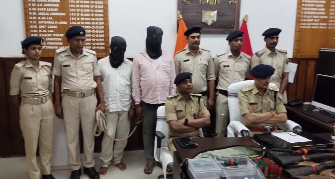 कैमूर गोलीकांड में हथियारों का जखीरा बरामद, दो गिरफ्तार – मुख्य आरोपी फरार