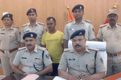 सिटी पोस्ट लाइव बिहार के अररिया जिले में नशा तस्करी के खिलाफ चलाए जा रहे अभियान में पुलिस को एक बड़ी सफलता हाथ लगी है। पुलिस और एसएसबी (56वीं वाहिनी) की संयुक्त टीम ने 289 किलो गांजा बरामद करते हुए एक तस्कर को गिरफ्तार किया है। गिरफ्तार आरोपी की पहचान संजय यादव (उम्र लगभग 39 वर्ष), ग्राम लक्ष्मीपुर, वार्ड संख्या-01 निवासी के रूप में हुई है। पुलिस अधीक्षक अंजनी कुमार ने प्रेस वार्ता के माध्यम से इस कार्रवाई की जानकारी दी। उन्होंने बताया कि 25 मई 2025 को कुर्साकांटा थाना और एसएसबी को सूचना मिली थी कि संजय यादव अपने घर में नेपाल से लाया गया गांजा छिपाकर रखे हुए है और उसका अवैध व्यापार कर रहा है। सूचना के आधार पर पुलिस और एसएसबी ने संयुक्त रूप से छापेमारी कर संजय यादव के घर से 10 बोरियों में छिपाकर रखा गया 289 किलोग्राम गांजा बरामद किया। इसके बाद आरोपी को मौके पर ही गिरफ्तार कर लिया गया। प्रारंभिक जांच में सामने आया है कि आरोपी लंबे समय से इस अवैध कारोबार में संलिप्त है। फिलहाल, बरामद गांजा की आपूर्ति शृंखला (बैकवर्ड लिंक) और वितरण नेटवर्क (फॉरवर्ड लिंक) की गहन जांच की जा रही है। इस मामले में कुर्साकांटा थाना में कांड संख्या 47/25 के तहत NDPS एक्ट की धारा 8/20 (B)(ii)(c) के अंतर्गत मामला दर्ज कर आगे की कानूनी कार्रवाई प्रारंभ कर दी गई है। पुलिस ने साफ किया है कि नशा तस्करी के खिलाफ यह अभियान और भी सख्ती से जारी रहेगा ताकि सीमावर्ती क्षेत्रों में नशे के नेटवर्क को पूरी तरह तोड़ा जा सके।