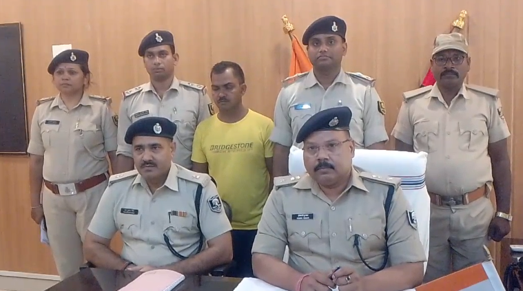 सिटी पोस्ट लाइव बिहार के अररिया जिले में नशा तस्करी के खिलाफ चलाए जा रहे अभियान में पुलिस को एक बड़ी सफलता हाथ लगी है। पुलिस और एसएसबी (56वीं वाहिनी) की संयुक्त टीम ने 289 किलो गांजा बरामद करते हुए एक तस्कर को गिरफ्तार किया है। गिरफ्तार आरोपी की पहचान संजय यादव (उम्र लगभग 39 वर्ष), ग्राम लक्ष्मीपुर, वार्ड संख्या-01 निवासी के रूप में हुई है। पुलिस अधीक्षक अंजनी कुमार ने प्रेस वार्ता के माध्यम से इस कार्रवाई की जानकारी दी। उन्होंने बताया कि 25 मई 2025 को कुर्साकांटा थाना और एसएसबी को सूचना मिली थी कि संजय यादव अपने घर में नेपाल से लाया गया गांजा छिपाकर रखे हुए है और उसका अवैध व्यापार कर रहा है। सूचना के आधार पर पुलिस और एसएसबी ने संयुक्त रूप से छापेमारी कर संजय यादव के घर से 10 बोरियों में छिपाकर रखा गया 289 किलोग्राम गांजा बरामद किया। इसके बाद आरोपी को मौके पर ही गिरफ्तार कर लिया गया। प्रारंभिक जांच में सामने आया है कि आरोपी लंबे समय से इस अवैध कारोबार में संलिप्त है। फिलहाल, बरामद गांजा की आपूर्ति शृंखला (बैकवर्ड लिंक) और वितरण नेटवर्क (फॉरवर्ड लिंक) की गहन जांच की जा रही है। इस मामले में कुर्साकांटा थाना में कांड संख्या 47/25 के तहत NDPS एक्ट की धारा 8/20 (B)(ii)(c) के अंतर्गत मामला दर्ज कर आगे की कानूनी कार्रवाई प्रारंभ कर दी गई है। पुलिस ने साफ किया है कि नशा तस्करी के खिलाफ यह अभियान और भी सख्ती से जारी रहेगा ताकि सीमावर्ती क्षेत्रों में नशे के नेटवर्क को पूरी तरह तोड़ा जा सके।