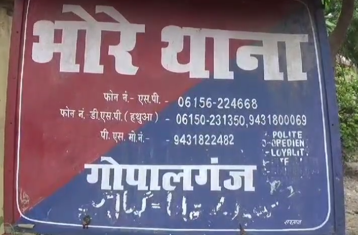 चाकू से गोदकर युवक की हत्या, ग्रामीणों और पुलिस में झड़प, तीन आरोपित हिरासत में