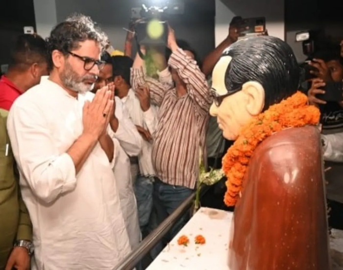 बिहार बदलाव यात्रा: जेपी के गाँव में मंच पर चढ़ने से PK ने किया इनकार, नहीं दिया भाषण.