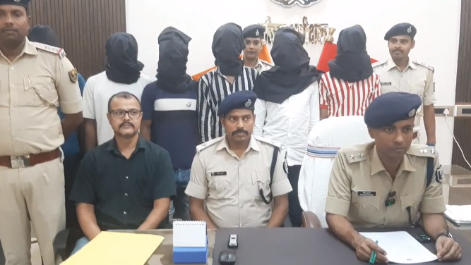 रोहतास पुलिस की बड़ी कार्रवाई: वाहन लूट गिरोह के 7 सदस्य गिरफ्तार, 8 वाहन बरामद
