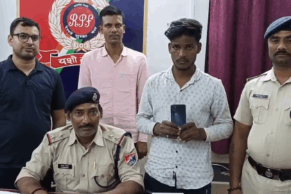 बक्सर में रेलवे सुरक्षा बल ने ट्रेन में चोरी करते हुए मोबाइल चोर को किया गिरफ्तार