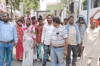 "सड़क नहीं तो वोट नहीं": लखीसराय के ग्रामीणों ने किया समाहरणालय के सामने जोरदार प्रदर्शन