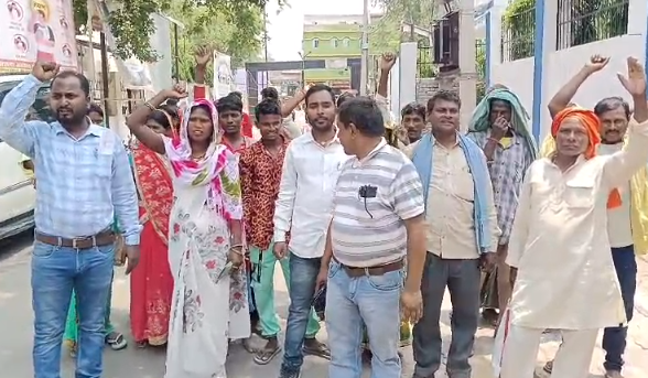 "सड़क नहीं तो वोट नहीं": लखीसराय के ग्रामीणों ने किया समाहरणालय के सामने जोरदार प्रदर्शन
