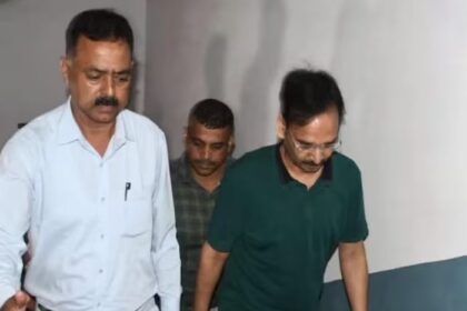 झारखंड शराब घोटाले में आईएएस विनय चौबे की गिरफ्तारी के बाद निशाने पर हेमंत सरकार.