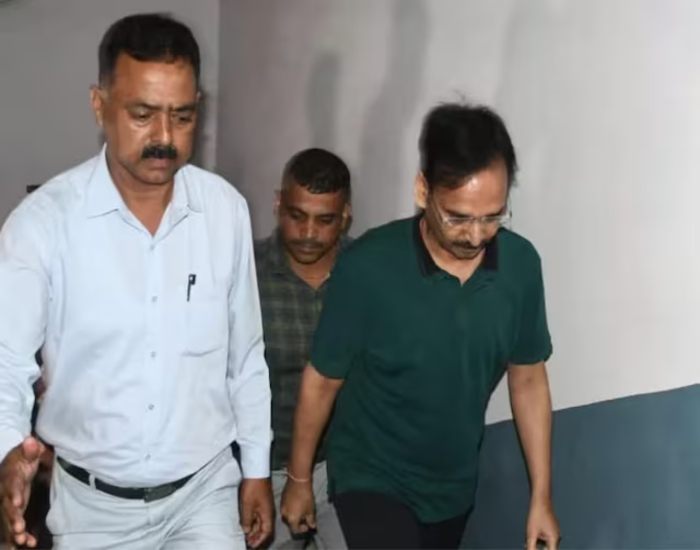 झारखंड शराब घोटाले में आईएएस विनय चौबे की गिरफ्तारी के बाद निशाने पर हेमंत सरकार.