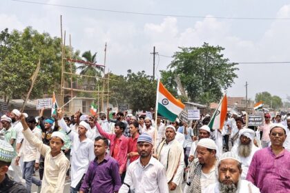रैली का मंच अचानक भरभराकर गिरा, पूर्व शिक्षा मंत्री समेत कई नेता हुए घायल.