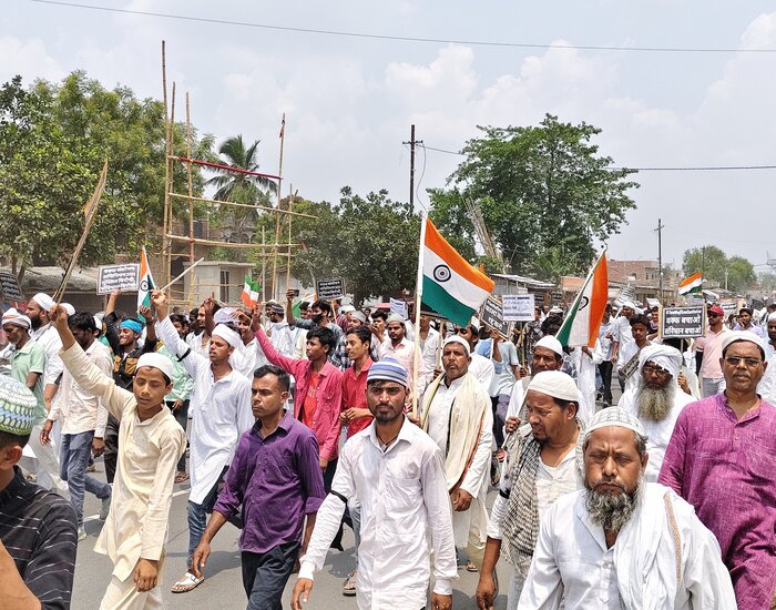 रैली का मंच अचानक भरभराकर गिरा, पूर्व शिक्षा मंत्री समेत कई नेता हुए घायल.
