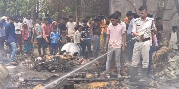 मोतिहारी के नरकटिया गांव में भीषण आग का तांडव, तीन मासूम बच्चियों समेत मवेशियों की दर्दनाक मौत