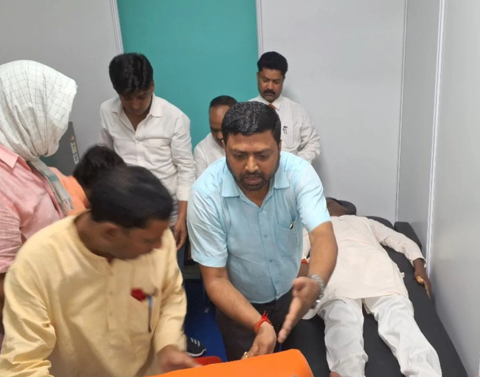सीएम के कार्यक्रम मेंअफरा-तफरी,JDU MP फिसलकर गिरे, पैर टूटने पर अस्पताल में भर्ती.