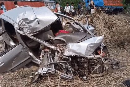 गोपालगंज में ट्रक और आल्टो की भीषण टक्कर, दो की मौत, तीन महिलाएं गंभीर रूप से घायल