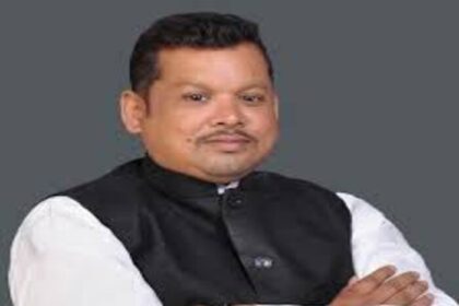 VIP पार्टी के फरार नेता आनंद मधुकर करते नजर आये फेसबुक लाइव, पुलिस को भनक नहीं.