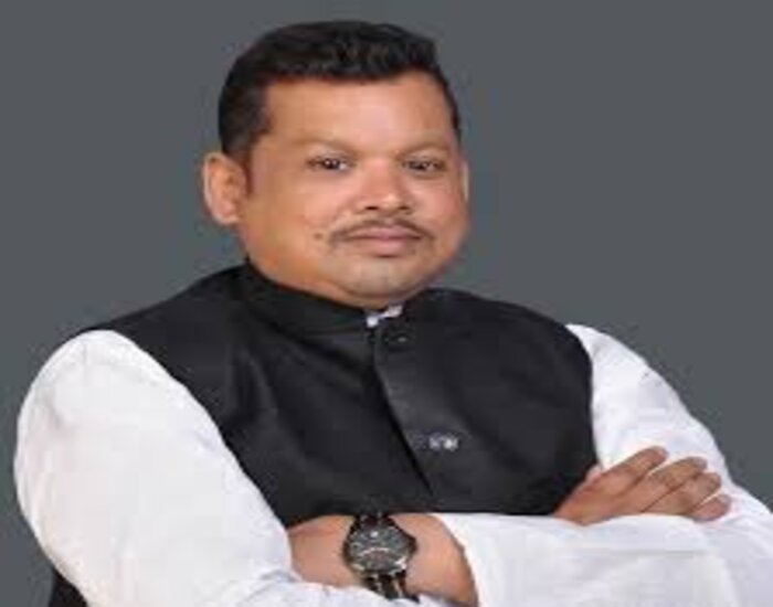 VIP पार्टी के फरार नेता आनंद मधुकर करते नजर आये फेसबुक लाइव, पुलिस को भनक नहीं.
