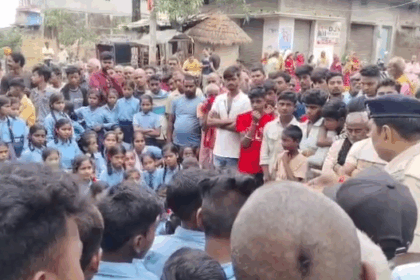 बगहा में शिक्षक की गिरफ्तारी के बाद भड़का आक्रोश, बच्चों और अभिभावकों ने किया सड़क जाम
