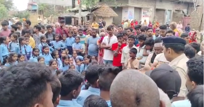बगहा में शिक्षक की गिरफ्तारी के बाद भड़का आक्रोश, बच्चों और अभिभावकों ने किया सड़क जाम