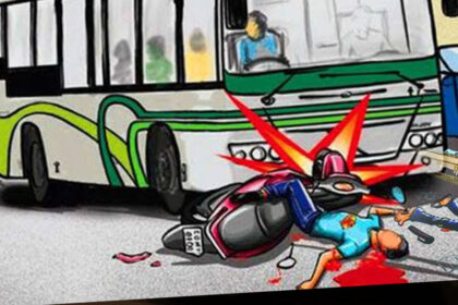 अनियंत्रित बस ने बाइक सवार दंपति को रौंदा, पति की मौत, पत्नी व बच्ची रेफर