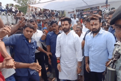 केंद्रीय मंत्री चिराग पासवान पहुंचे शहीद के घर, कहा– “बच्चों की परवरिश और पत्नी को रोजगार देना मेरी ज़िम्मेदारी”
