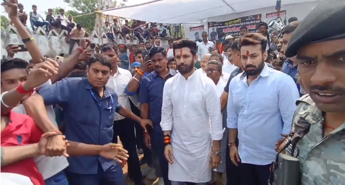 केंद्रीय मंत्री चिराग पासवान पहुंचे शहीद के घर, कहा– “बच्चों की परवरिश और पत्नी को रोजगार देना मेरी ज़िम्मेदारी”