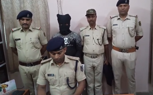 गंगा ब्रिज पुलिस की बड़ी सफलता: लाखों के गहनों की चोरी में फरार अभियुक्त विवेक कुमार गिरफ्तार, घर से सोना-चांदी बरामद