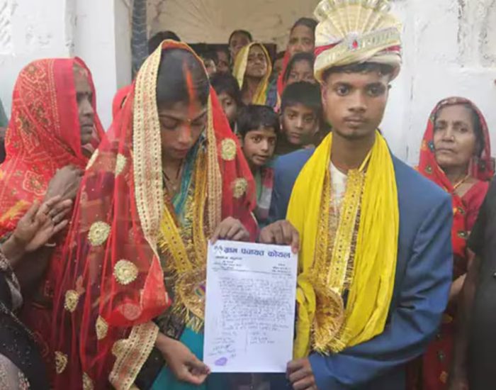 भाभी के साथ देवर की भीड़ ने करा दी शादी.