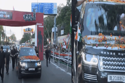 बिहार की राजधानी पटना में प्रधानमंत्री नरेंद्र मोदी का भव्य रोड शो, जनसैलाब ने किया गर्मजोशी से स्वागत