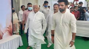 अचानक लालू यादव के लिए क्यों फटने लगा चिराग पासवान का कलेजा!