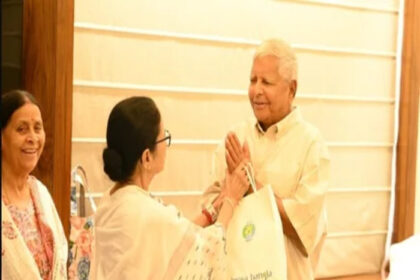 लालू के पोते को देखने अस्पताल पहुंच गईं ममता, तेजस्वी को दिया 'चुनावी आशीर्वाद'!लालू के पोते को देखने अस्पताल पहुंच गईं ममता, तेजस्वी को दिया 'चुनावी आशीर्वाद'!